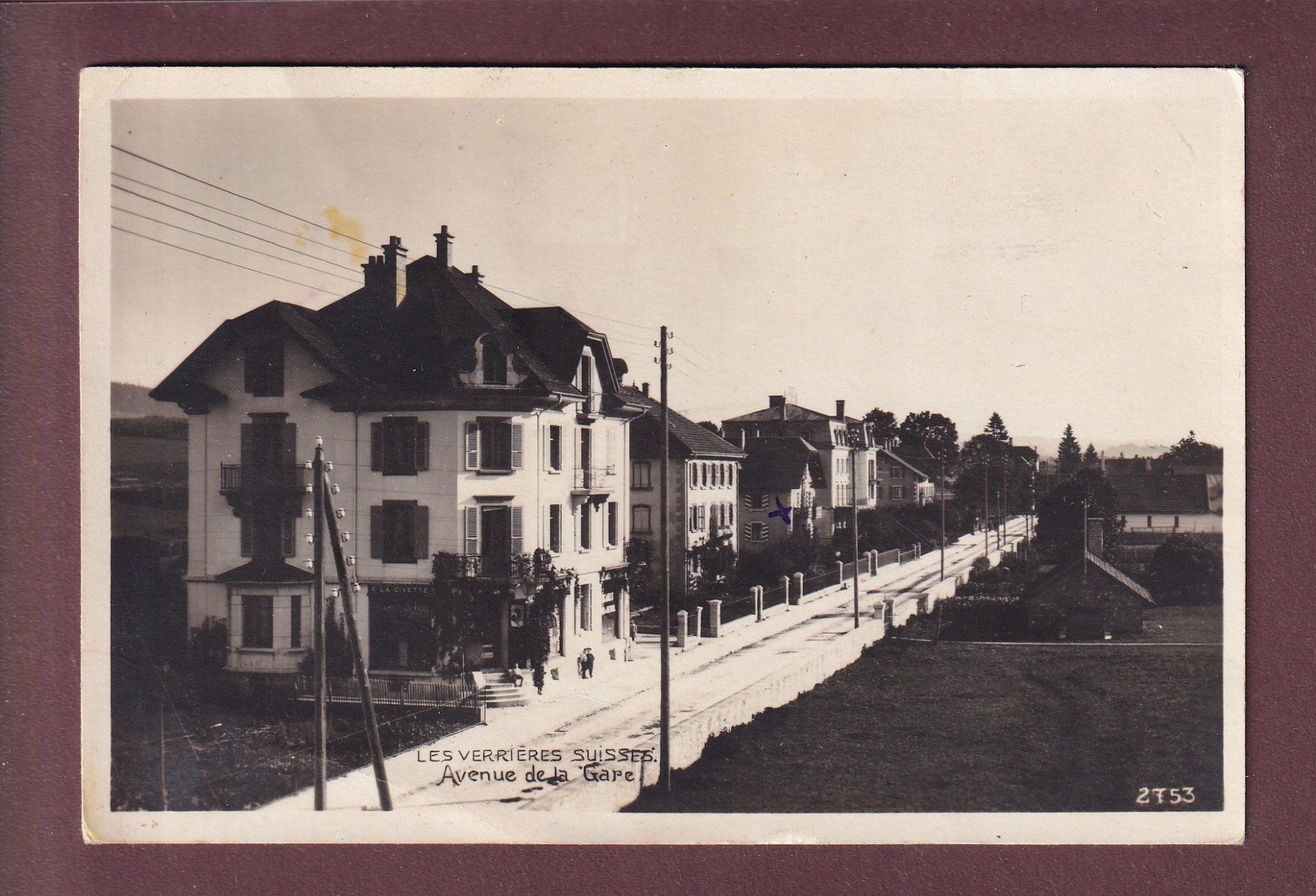 Cartoline postali: LES VERRIERES - Avenue de la Gare – Usato da Pully venduto da nicecards-shop