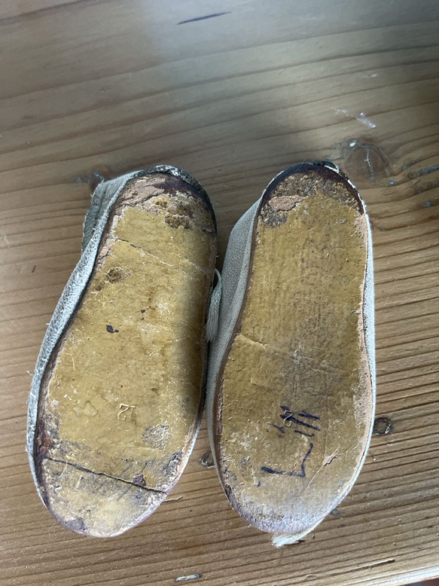 Scarpe per ragazzi: Antike Kinderschüehli Kinderschuhe – Usato da Horgen venduto da Aruscha 2