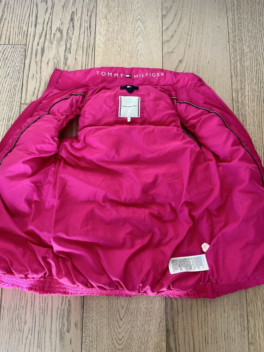 Tommy Hilfiger Altro abbigliamento per bambino: Tommy Hilfiger rosa weste 110 – Usato da Arbedo venduto da Greg2hand 1