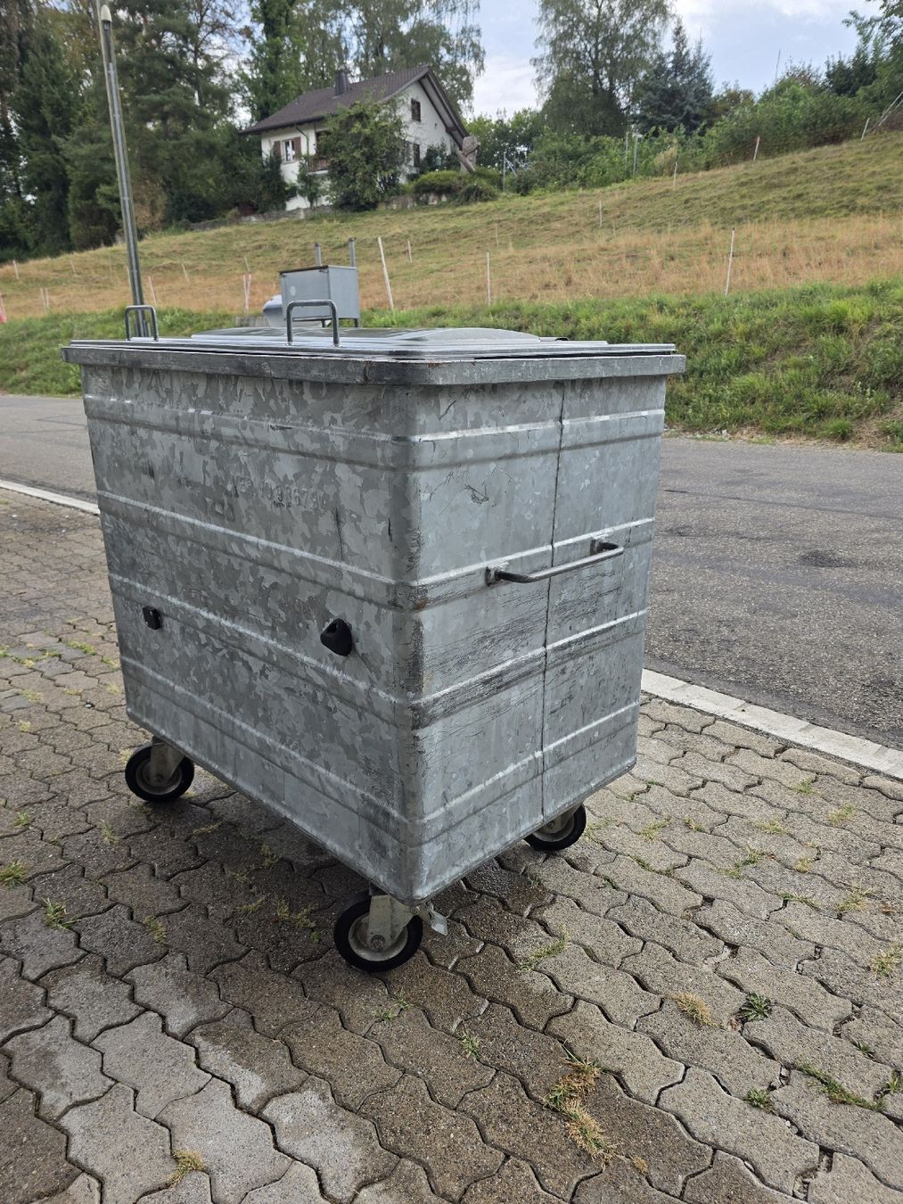 Sonstiges für Büro & Gewerbe: Stahlcontainer Verwo 800 Liter – Gebraucht aus Uster von Cruleye 3
