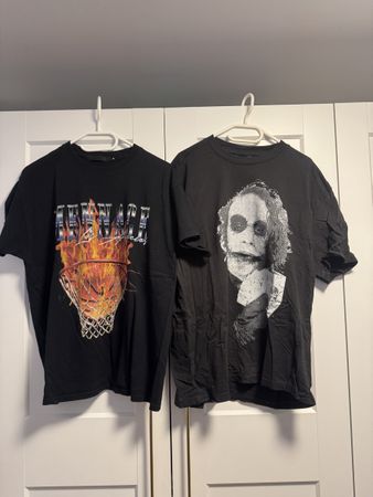 Zwei Herren T-Shirts schwarz mit Grafik Prints Grösse L/M