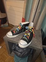 Schwarze Converse ähnliche Schuhe mit bunten Schnürsenkel 🌈
