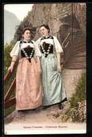 Berner Tracht, Zwei Mädchen vor einem F