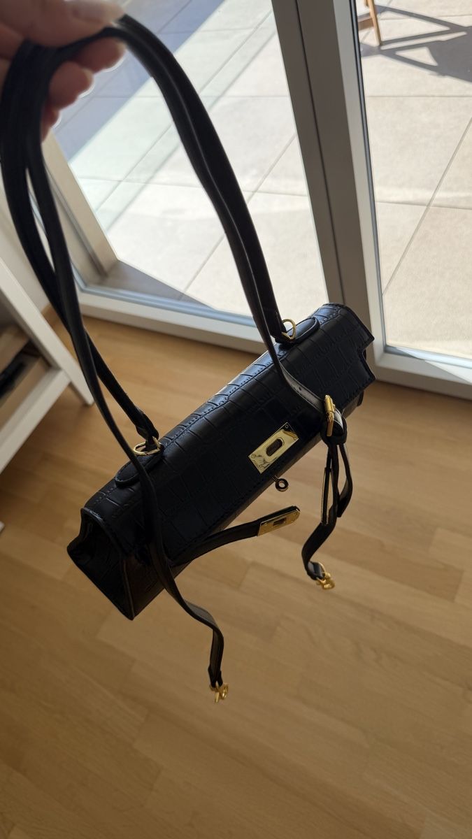 Borse: Black leather shoulder bag  – Nuovo (secondo la descrizione) da Glattpark (Opfikon) venduto da swi_wk9j 4