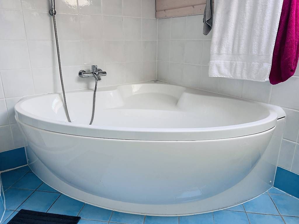 Badewannen: Baignoire d'angle – Gebraucht aus Echallens von fayetrahel