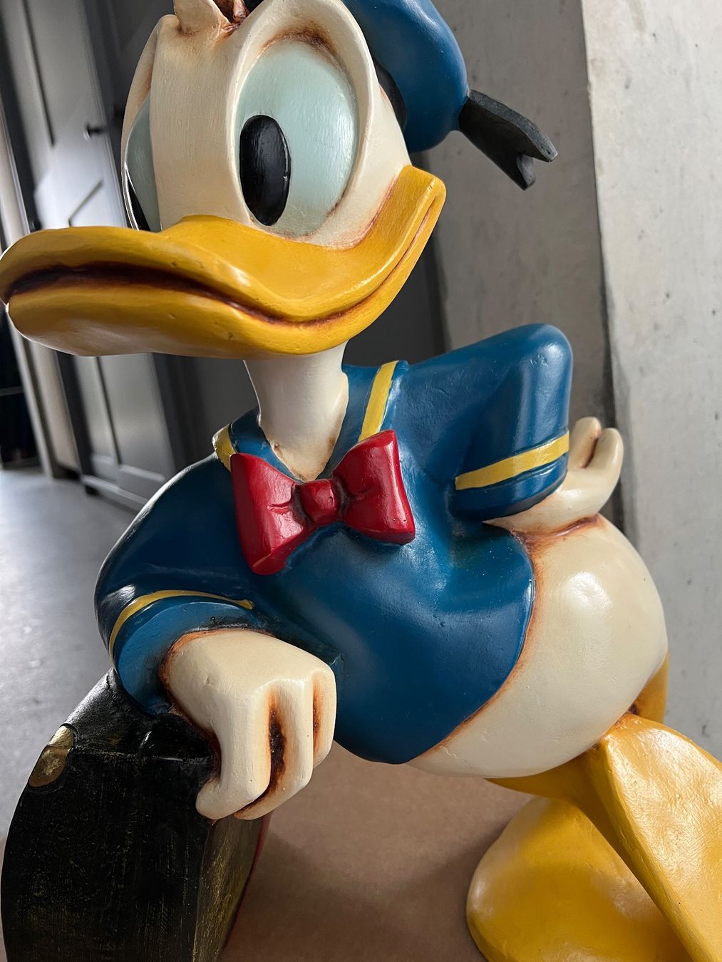 Disney Figuren: Disney, Donald Duck Figur, gross, mit Koffer – Gebraucht aus Iragna von Flips03 2