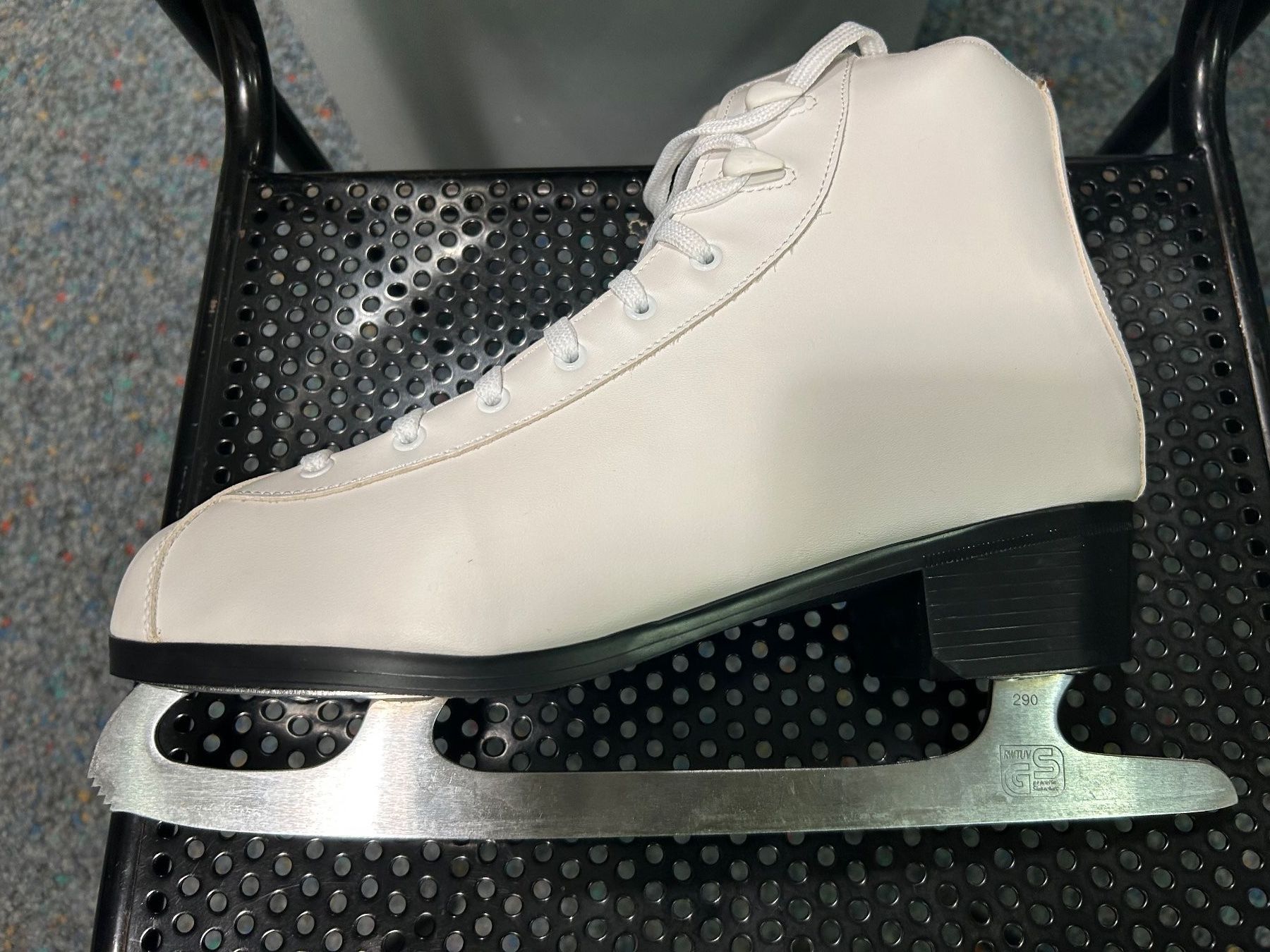 Patins à glace: Damenschlittschuhe Grösse 46 – Neuf avec emballage d'origine à Marbach LU par Frantisek