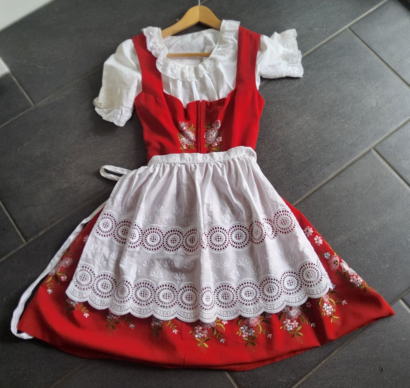 Costumes: Schönes Dirndl /Original Wurzer gr.40 – D'occasion à Diegten par ayla2009