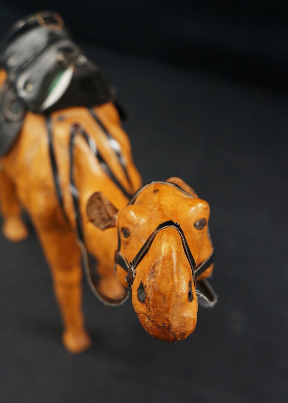 Statuette: Vintage Kamel Figur aus Leder – Usato da Basel venduto da bk_brockibasel
