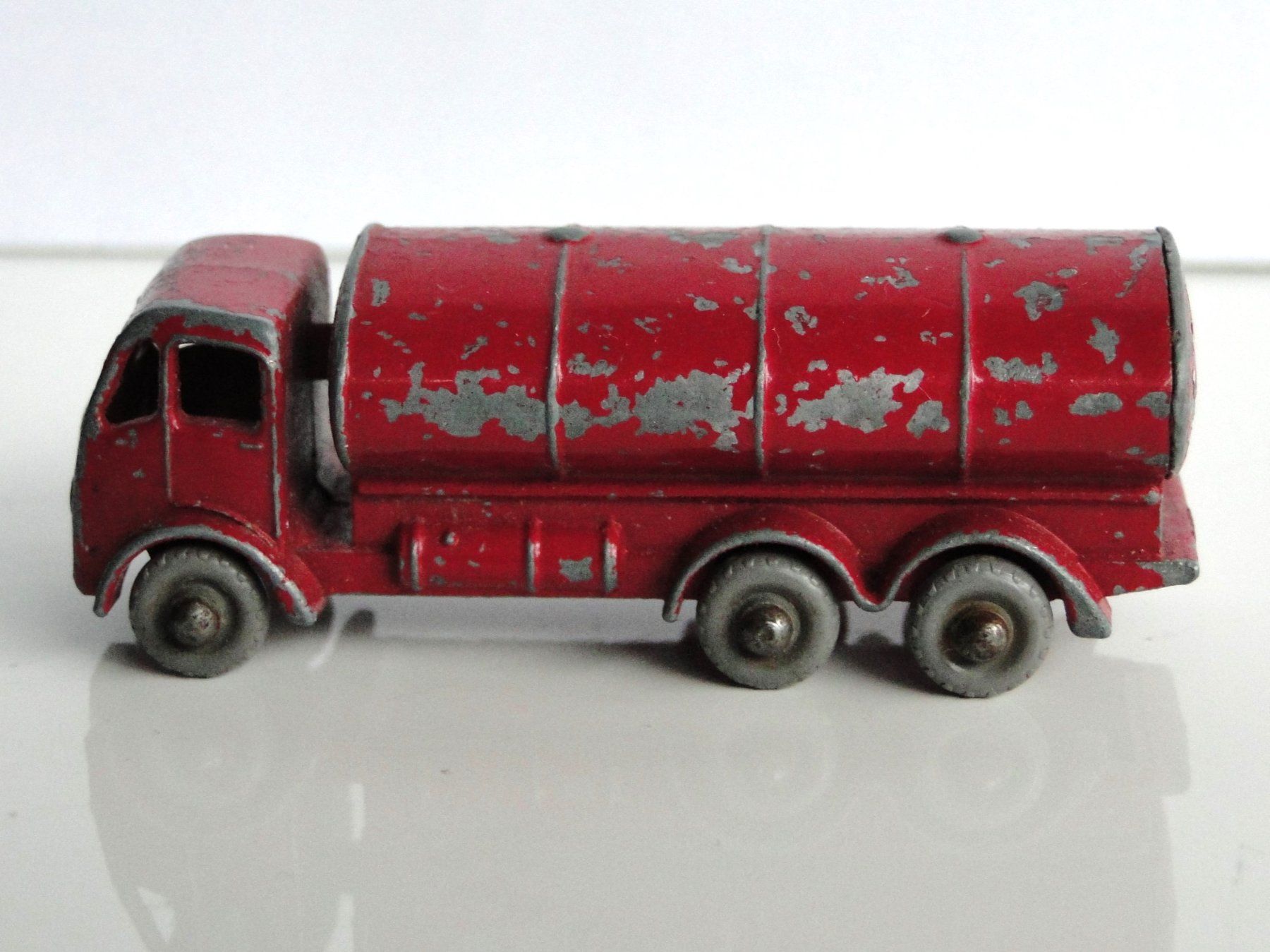 Matchbox (A MOKO LESNEY) #11 E.R.F. Esso Petrol Tanker eredeti doboz