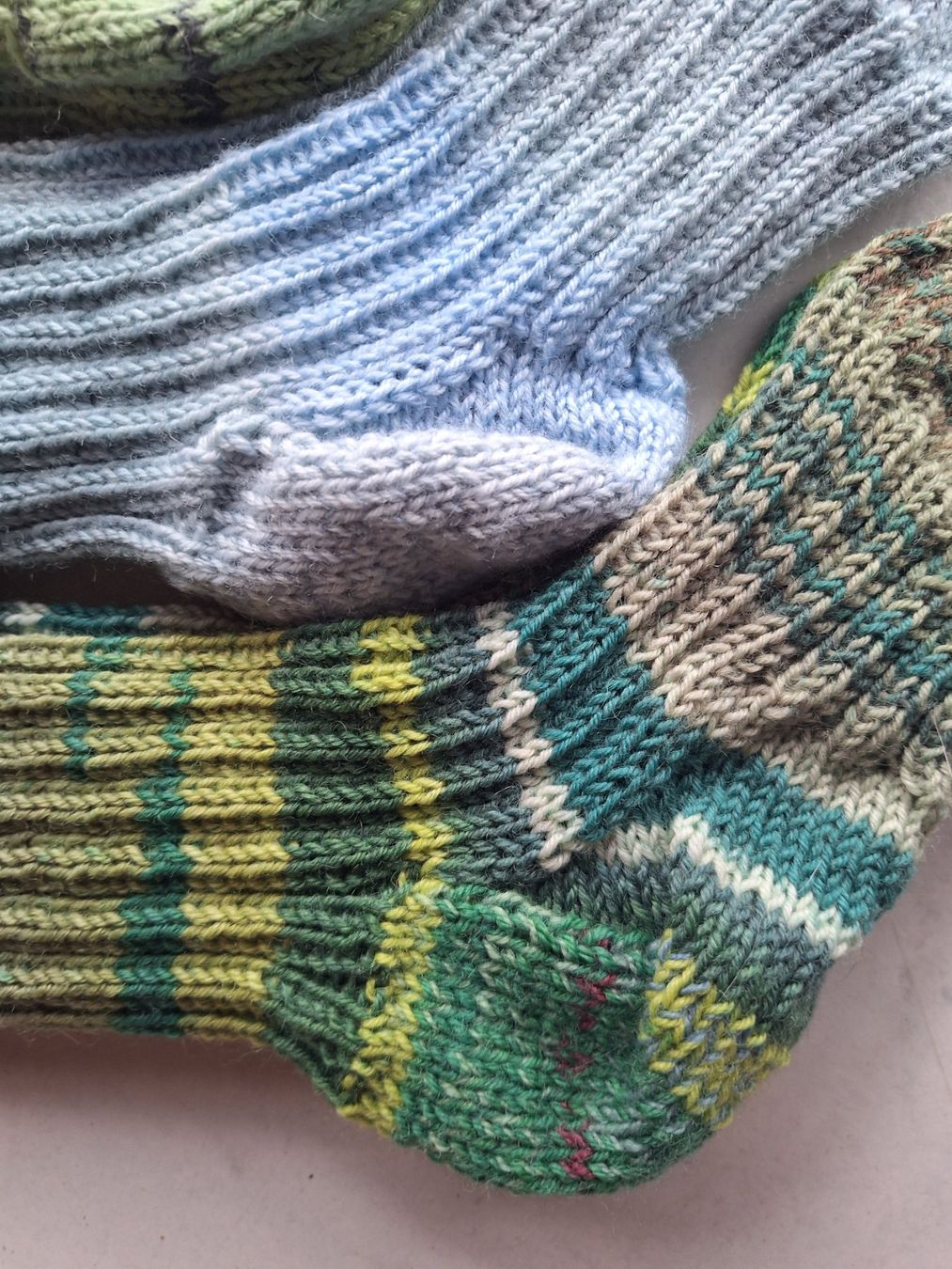 Calze: 4 PAAR SOCKEN HANDGESTRICKT GR 38 – Nuovo (secondo la descrizione) da Huttwil venduto da Kunterbuntli 1
