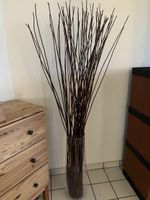 Hohe Vase mit Weidenruten