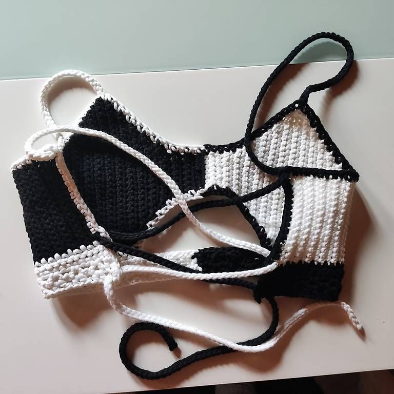 Top: gehäckeltes Top schwarz weiss – Usato da Dallenwil venduto da kae_m57s 1