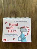 Hand aufs Herz leichte Körperübungen Aufsteller