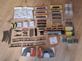 Große Menge an N-Spur-Modelleisenbahnen mit Landschaftszubeh