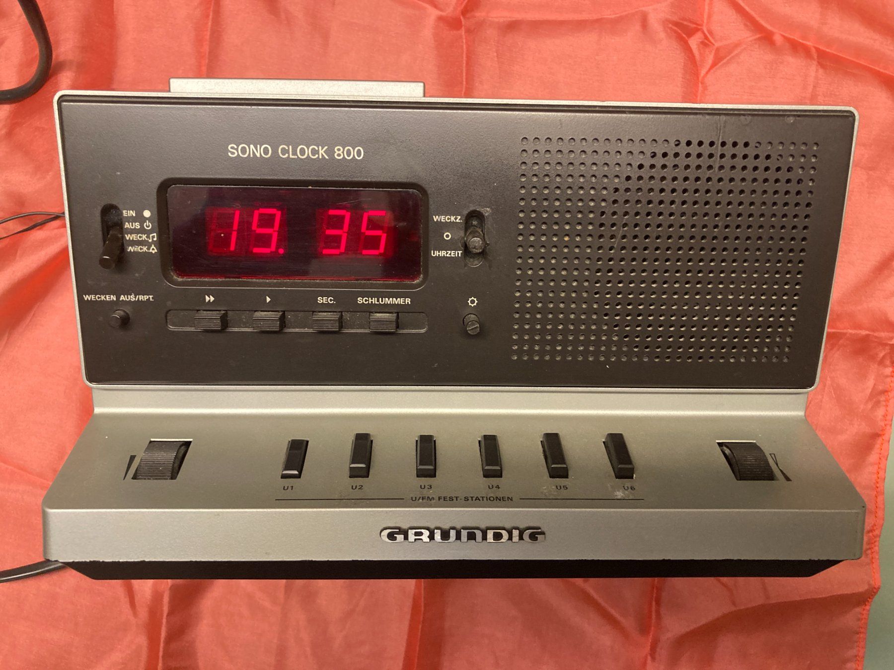 Grundig Radio: Grundig Radiowecker Sono Clock 800 – Usato da Bonstetten venduto da Fiora7