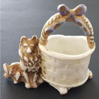 Porzellanfigur Hund und Korb Antik