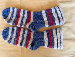 Handgestrickte Socken gestreift blau weiss rot