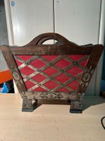 Porte-revues vintage en bois et métal rouge décoratif