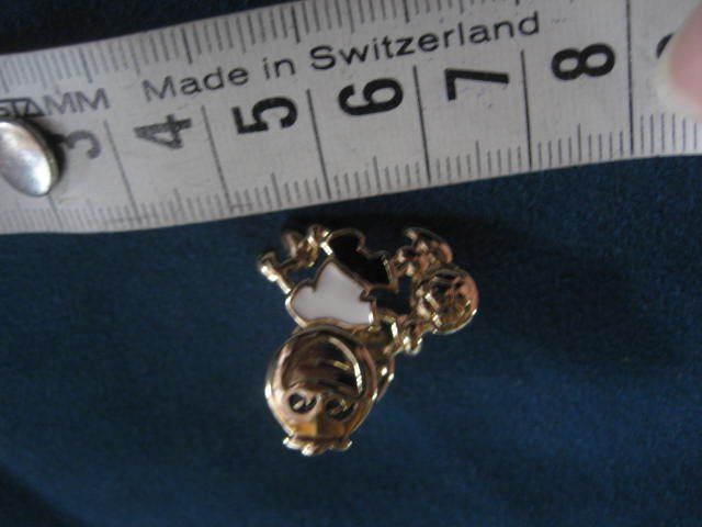 Placchette & Badge: Pin's doré foot Pierre Lang, neuf – Nuovo e nell'imballaggio originale da Delémont venduto da marryb 2