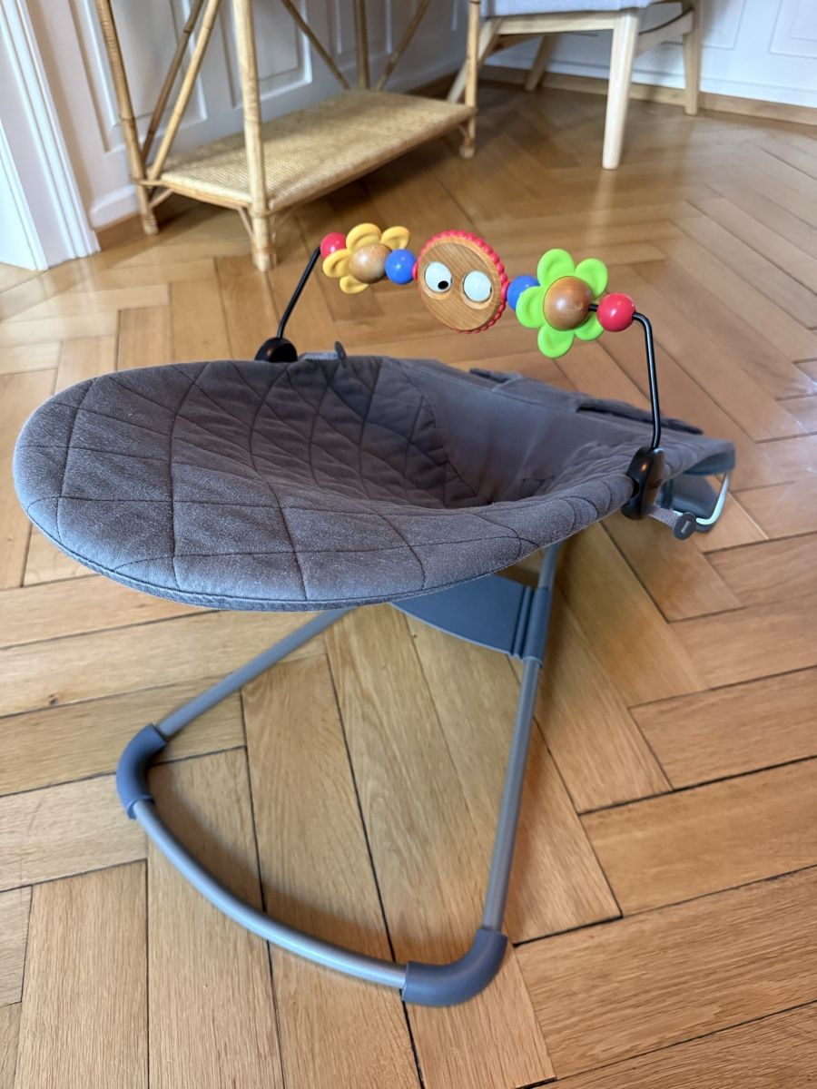 Babybjörn Sdraiette & Sdraiette a dondolo: Babywippe grau mit Spielbogen – Usato da Zürich venduto da Shushu_Zurich 1