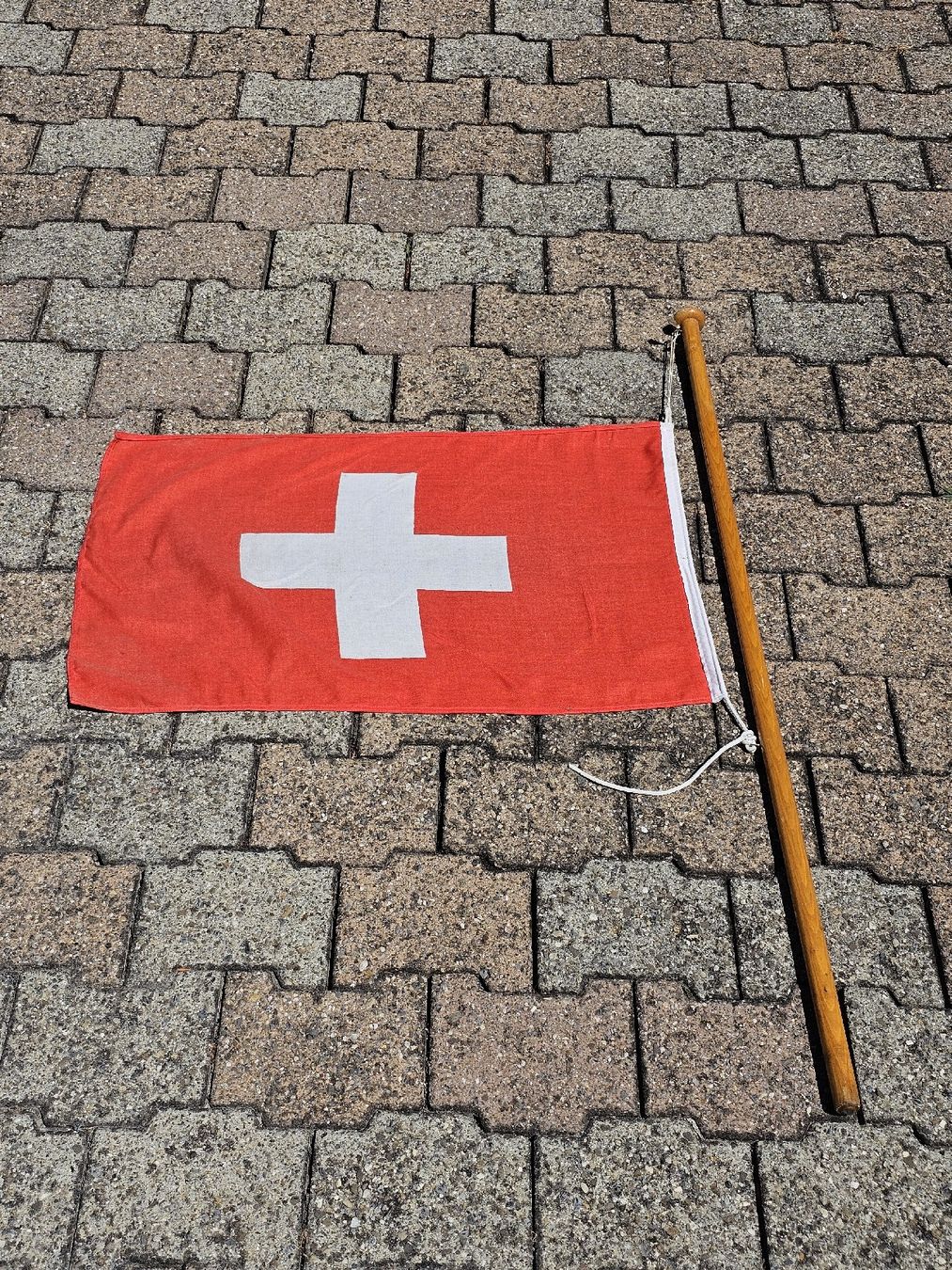 Fahnen: Flaggenstock mit Schweizerfahne – Gebraucht aus Meisterschwanden von Hummer21