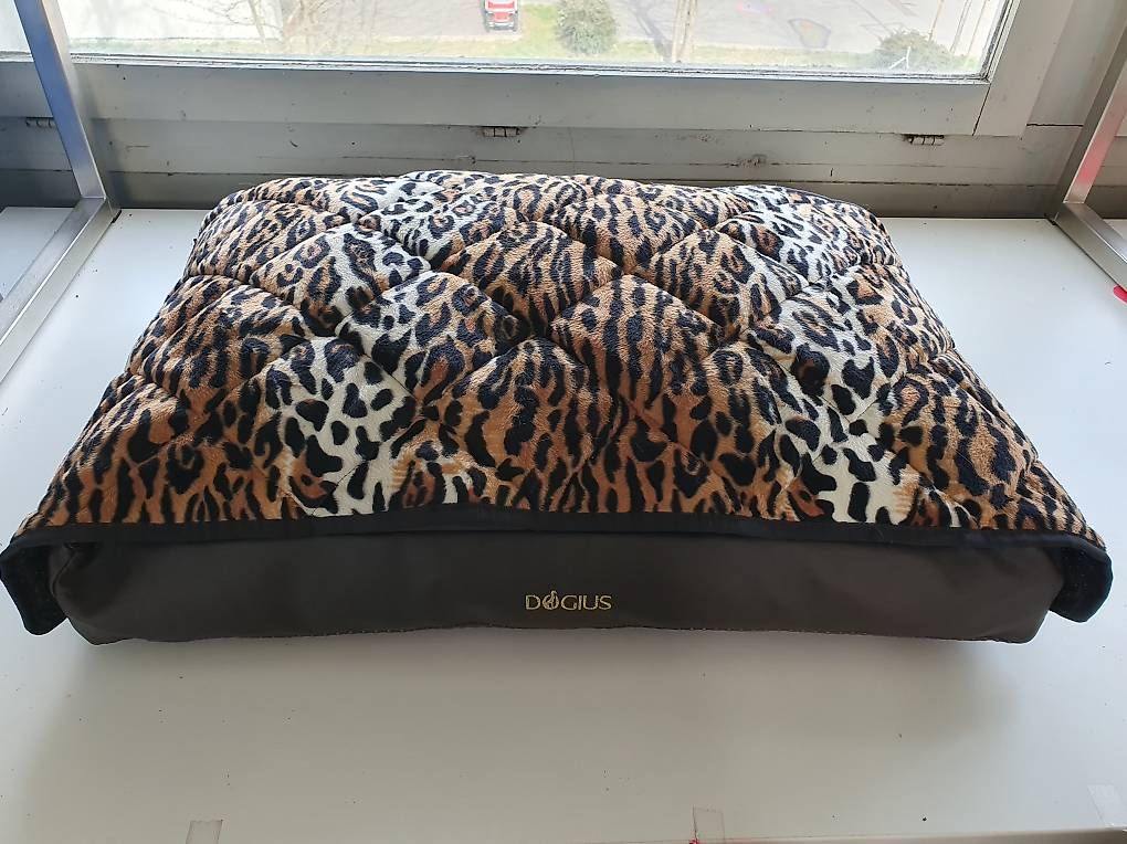 Liege- & Schlafplätze: Dogius Hundekissen (braun mit Leopardfelldecke) – Gebraucht aus Lyss von Zooroco