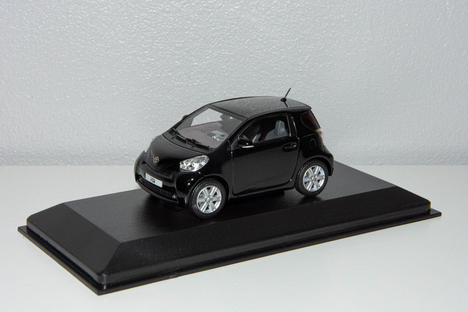Toyota Modellini d'auto: Toyota IQ (1/43) – Nuovo e nell'imballaggio originale da Genève venduto da auto_miniatures