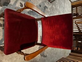 Comode sedie antiche in velluto rosso, perfetta per l'a...