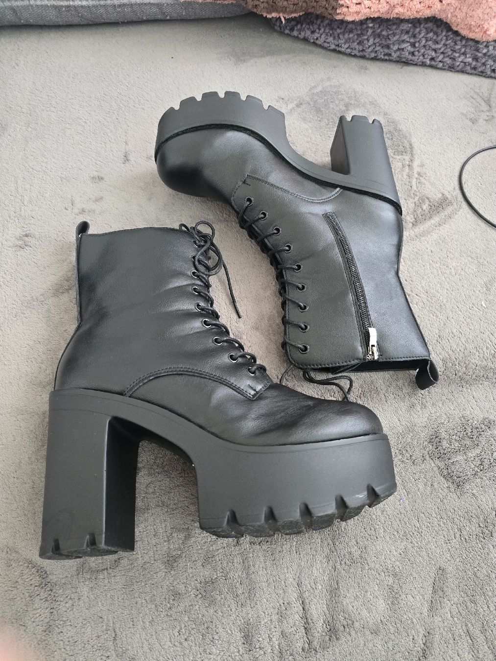Scarpe da donna: Schwarze Stiefel mit 8 cm hohem Absatz – Usato da Muttenz venduto da kar_rp9p 1