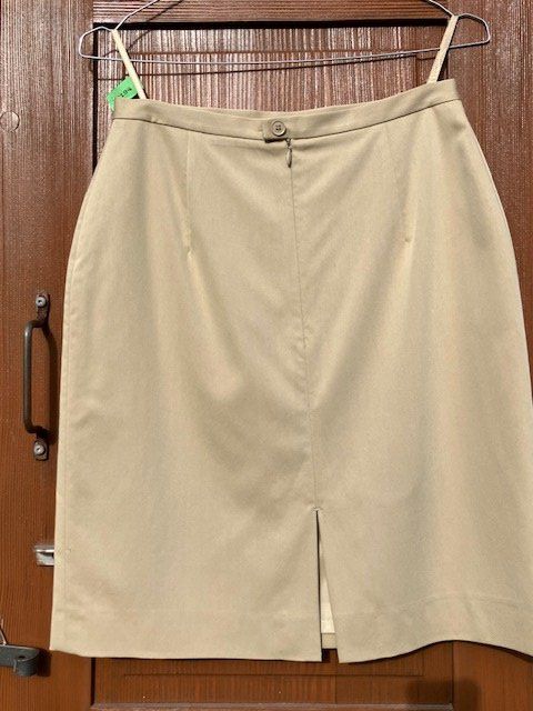 Röcke: Kazarini jupe T36 beige doublée – Neu (gemäss Beschreibung) aus Colombier VD von DENYSE01 1
