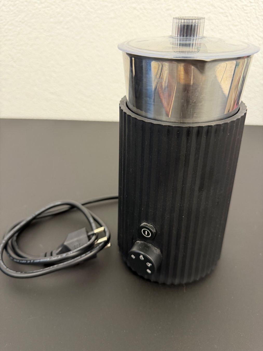 Alessi Elettrodomestici da cucina: ALESSI Milchschäumer PLISSÉ schwarz Cappuccino Maker – Nuovo e nell'imballaggio originale da Solothurn venduto da Tschupaloni 1