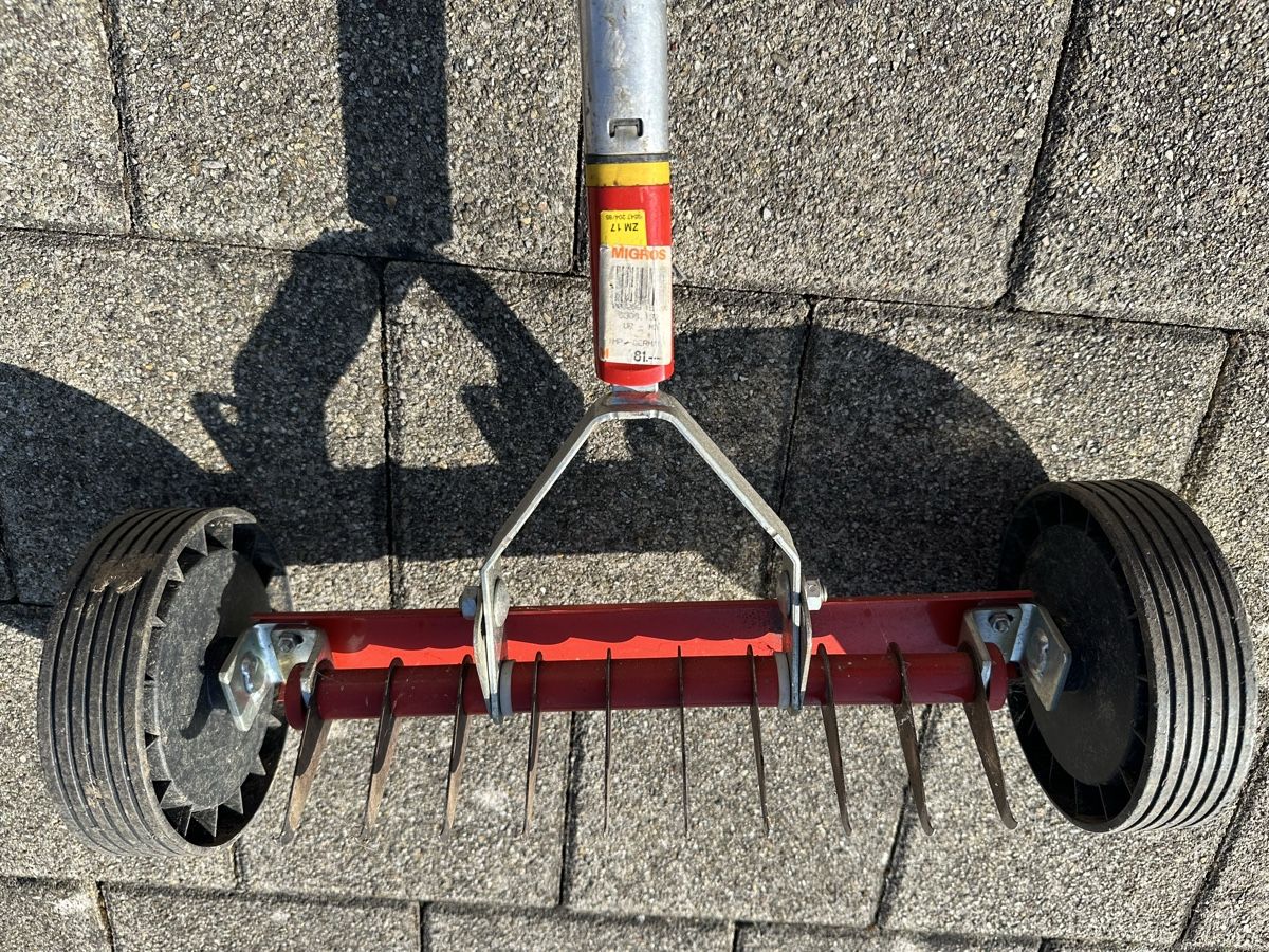 Tous les outils: Vertikutierer mit Rollen guter Zustand – D'occasion à Sursee par Du8 1
