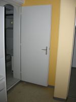TÜRE INNEN, GUT ERHALTEN, IN RÜTI ZH, OHNE RAHMEN.
