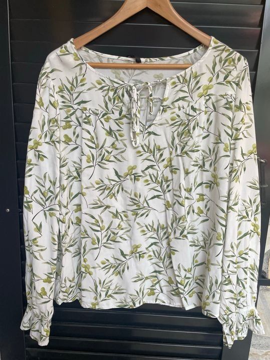 Pullover & Sweatshirts: Damen Oberteil Sweatshirt mit Oliven XL – Gebraucht aus Bergdietikon von antovale