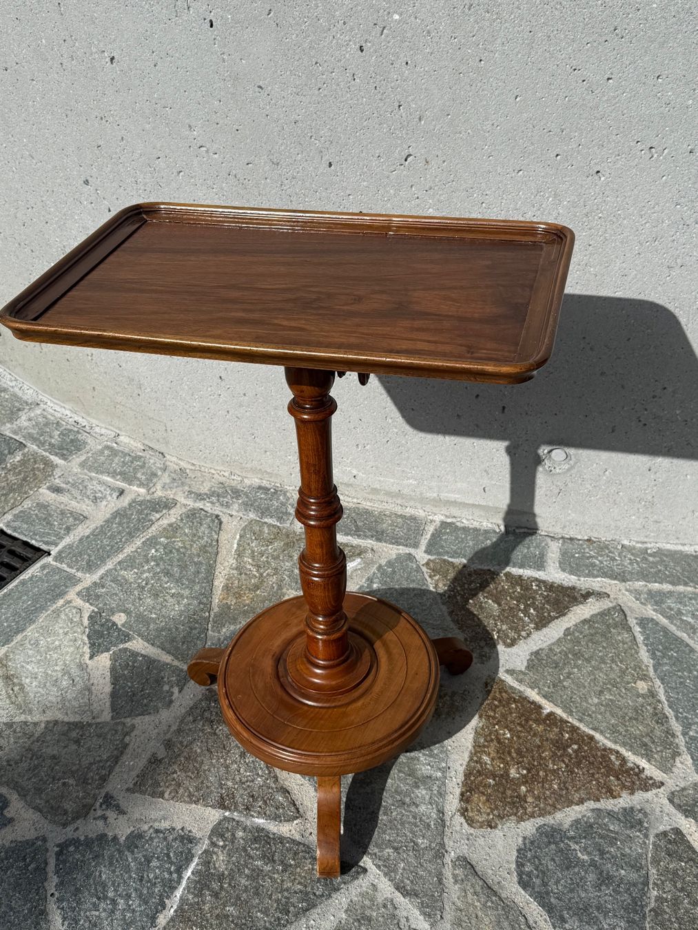 Tavoli: Stehtisch Holz Nussbaum antik – Usato da Jenins venduto da Pas_colin