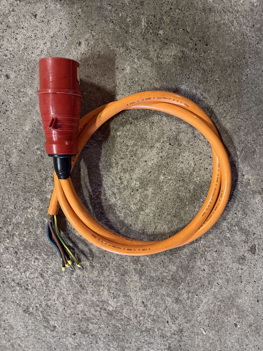 Câbles: Anschlusskabel 4m mit Stecker – D'occasion à Buonas par Topdown