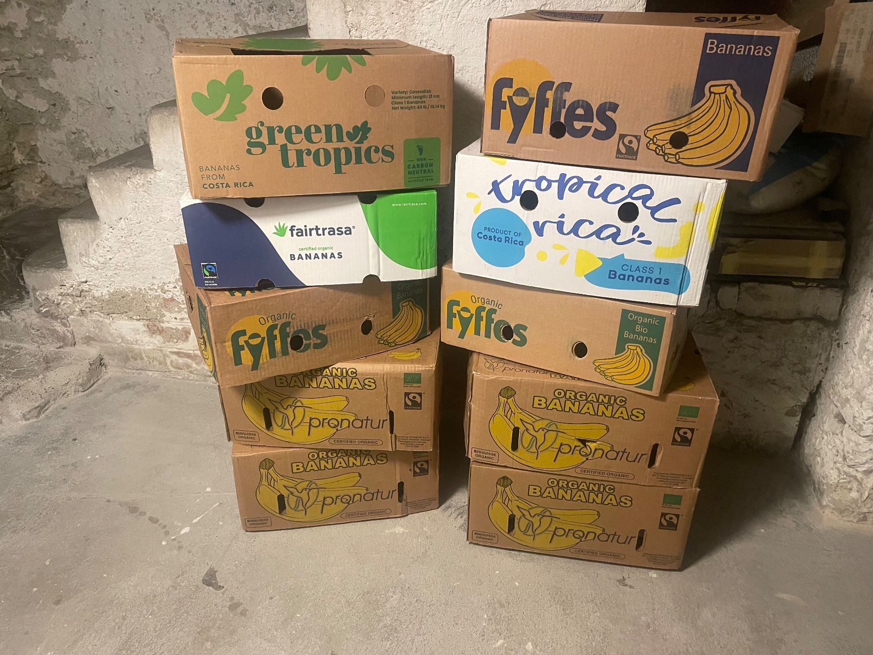 Kartons: 10 cartons de bananes – Neu und originalverpackt aus Fribourg von col_j7l5