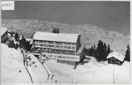 Flugaufnahme Hotel Klewenalp im Winter