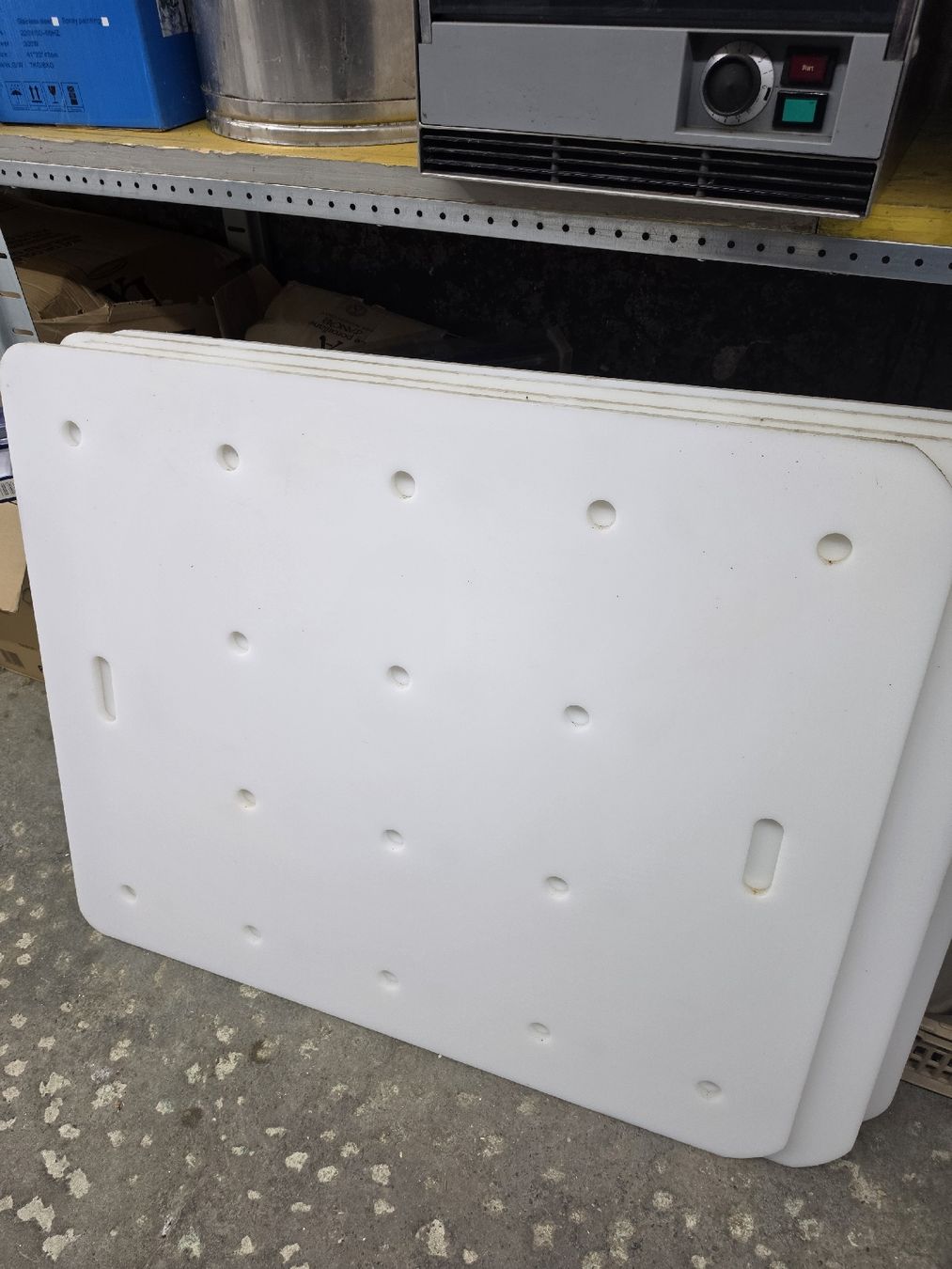 Servierplatten: Schneidebrett Kunststoff weiss  – Gebraucht aus Wuppenau von Gastro.Wuppenau