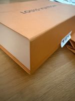Boîte Louis Vuitton avec sac et ruban, bon état