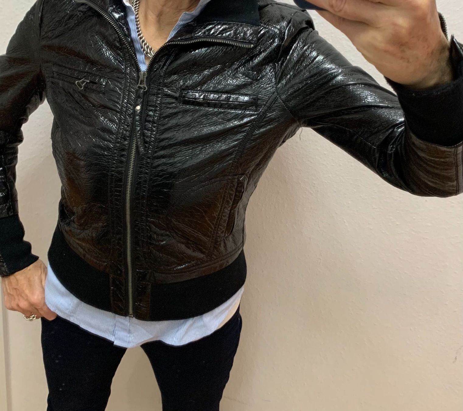 Giacche: Jacke glänzenden, schwarzen Farbe Grösse: M oder L – Nuovo (secondo la descrizione) da Adliswil venduto da Jessik0