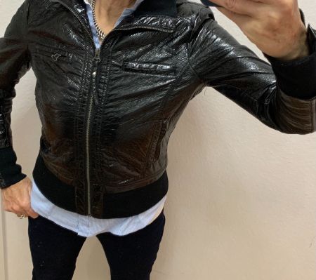 Jacke glänzenden, schwarzen Farbe Grösse: M oder L