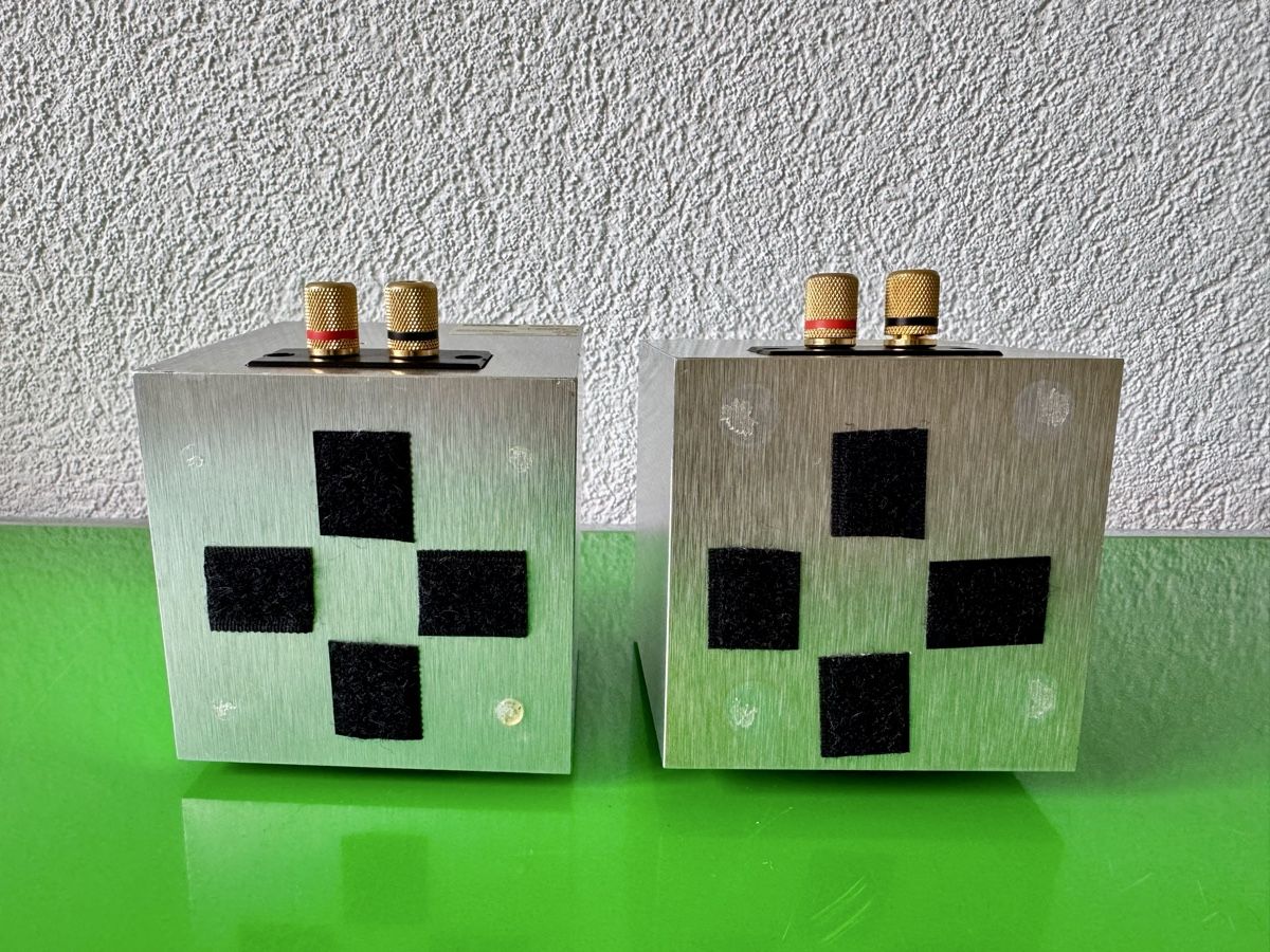Revox Casse acustiche: Revox Magic Cube - paire avec pieds – Usato da Moutier venduto da MajoretteMuffin 4