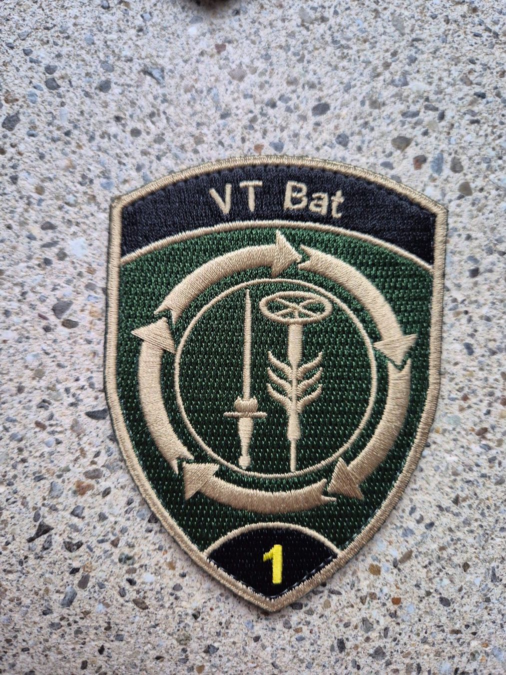 Schweizer Armee Plaketten & Abzeichen: *** Badge VT Bat 1 mit klett *** – Neu und originalverpackt aus Riedholz von fr_sIruP