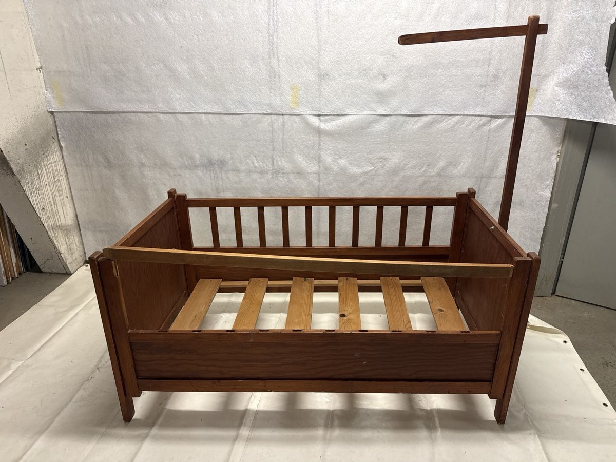 Betten: Kinder oder Kleintier Holzbett  L 1.42 m  – Gebraucht aus Grenchen von swiss.antiques