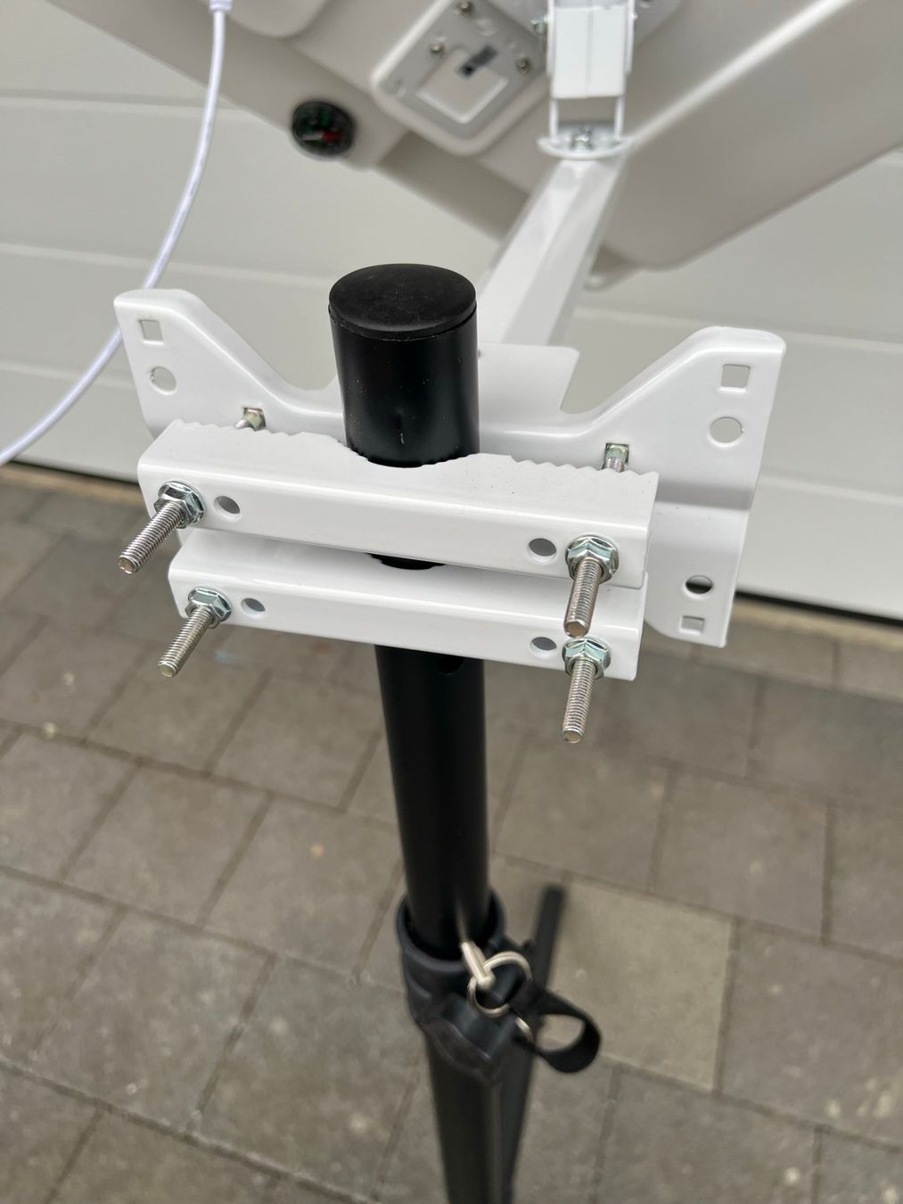 Parabola satellitare: Wohnwagen Satellit mit Halterung + Stativ inkl. Satmessgerät – Usato da Gunzwil venduto da Ozzie68 8