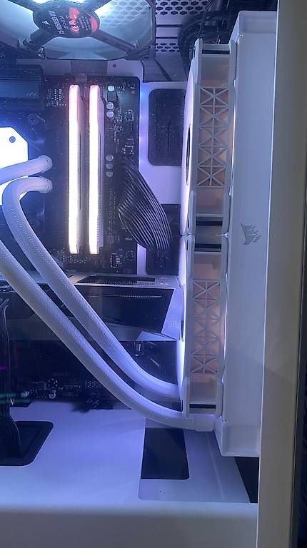 PCs: Gaming-PC mit Wasserkühlung – D'occasion à Mörschwil par eli_7b5m 4