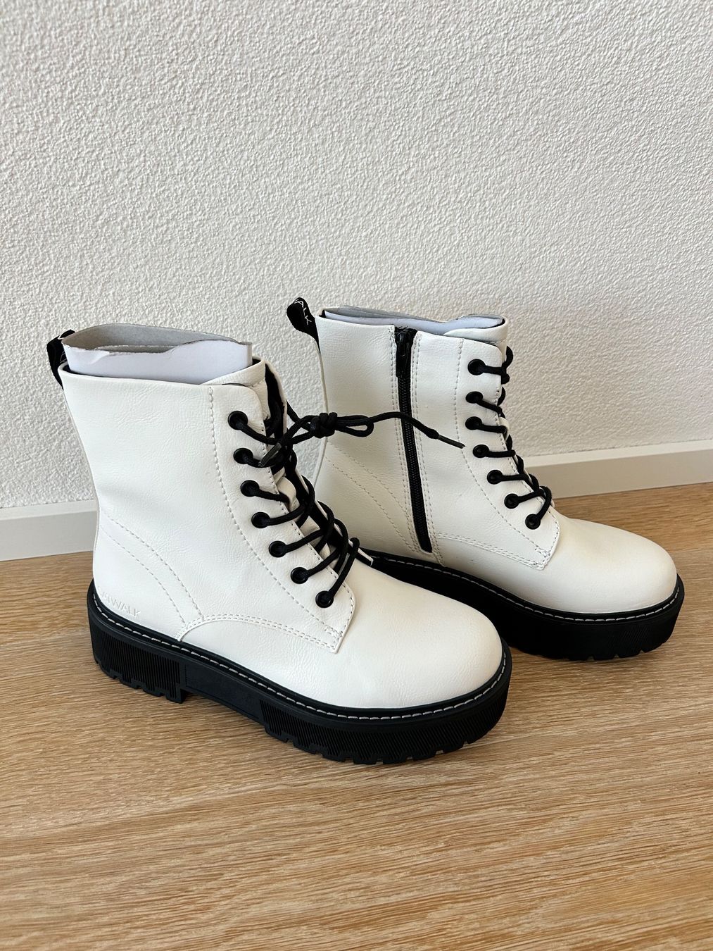 Scarpe da donna: Stylische weisse Boots, Grösse 38 – Nuovo e nell'imballaggio originale da Rorschach venduto da fla_62jm 1