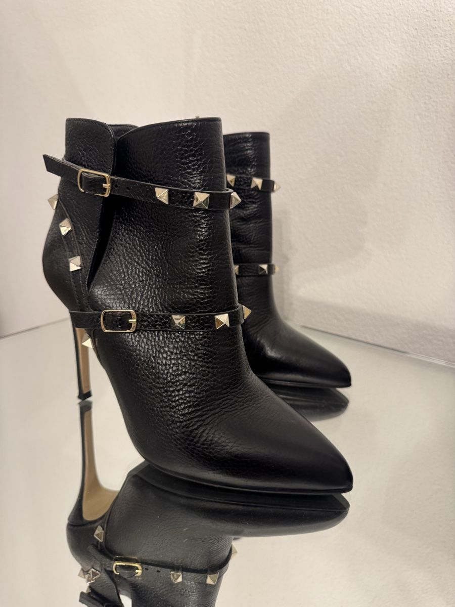 Scarpe da donna: Schwarze Lederstiefeletten, Gr. 37, mit Nieten – Usato da Lachen SZ venduto da gugi2019